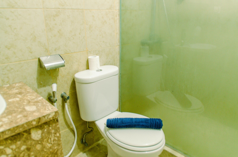 Bathroom 3, Simply and Cozy Pool View 2BR at Great Western Apartment, Tangerang