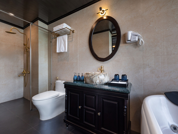 Bathroom 5, Rita Cruise, Hạ Long