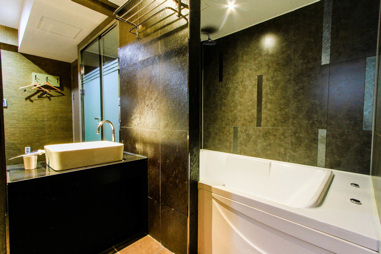 Bathroom 8