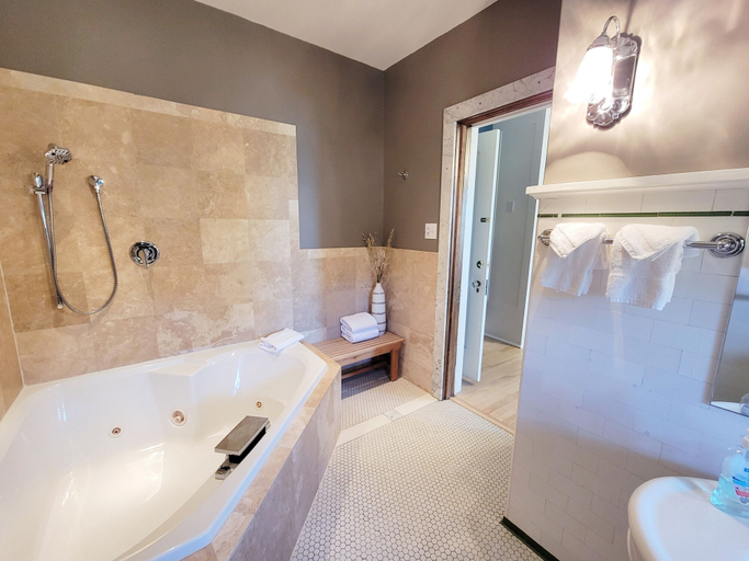 Bathroom 3, Historic GG Barnum Mansion by Heirloom Boutique Collection, Saint Louis