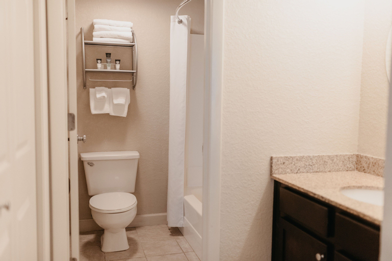 Bedroom 4, Eastland Suites Hotel & Conference Ctr, Trademark by Wyndham, McLean