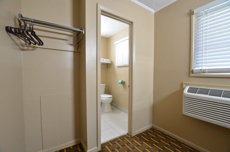 Bathroom 3, Travelowe's Motel, Haywood