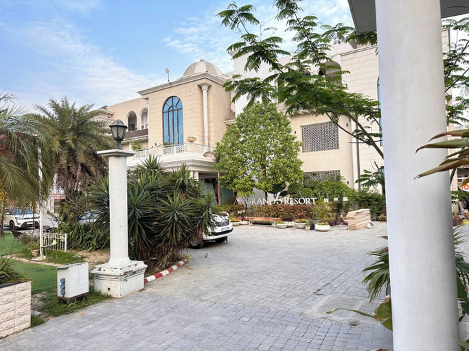 Exterior & Views