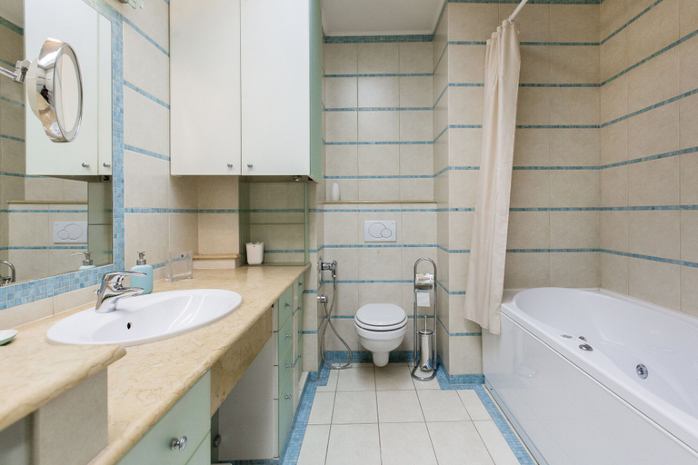 Bathroom, Vaci 51 Apartment, Budapesti