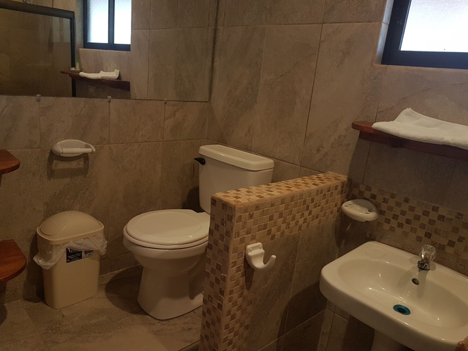 Bathroom 4, Hotel La Cueva De Limón, Limón