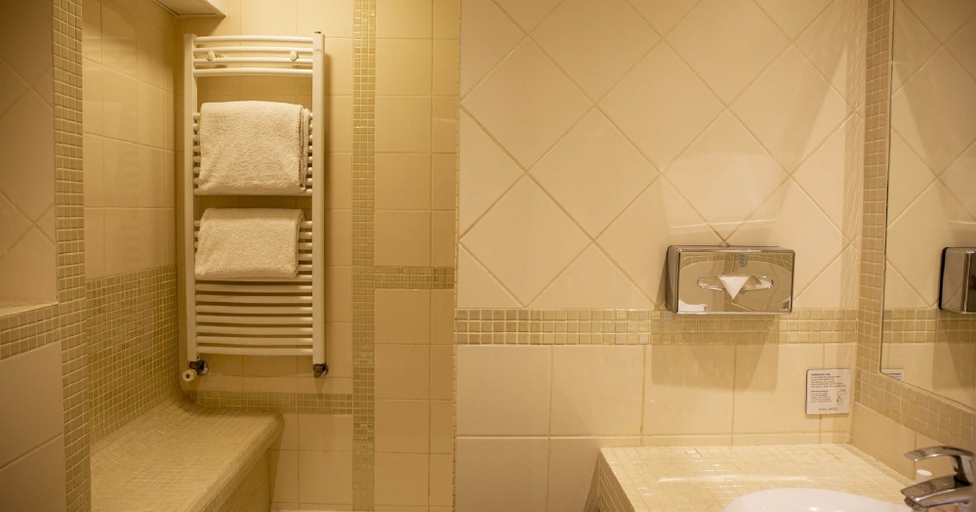 Bathroom 4, Hotel Royal, Hérault