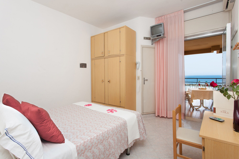 Bedroom 5, HOTEL COLA FRONTEMARE, Rimini