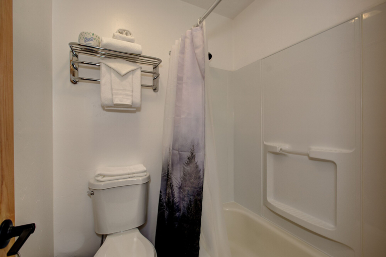 Bathroom 3, Alpine Lodge and RV, Valley