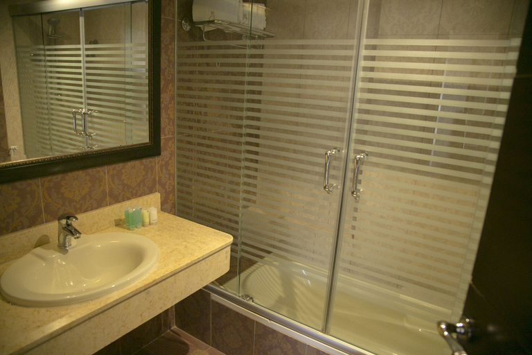 Bathroom 5, Queen's Suite Hotel, Beirut