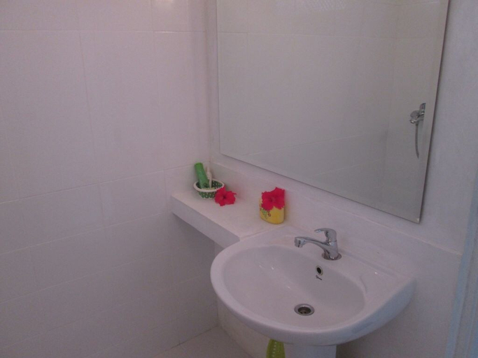 Bathroom 5, Unawatuna Apartments, Habaraduwa