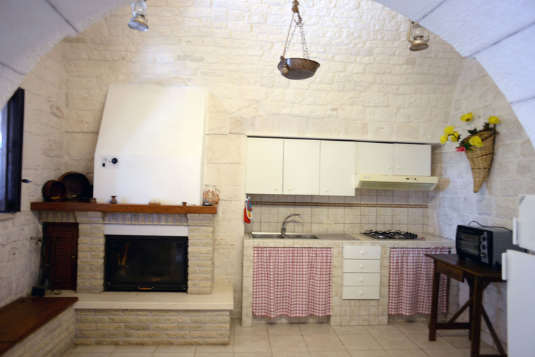 Others 4, Trullo Nino, Brindisi