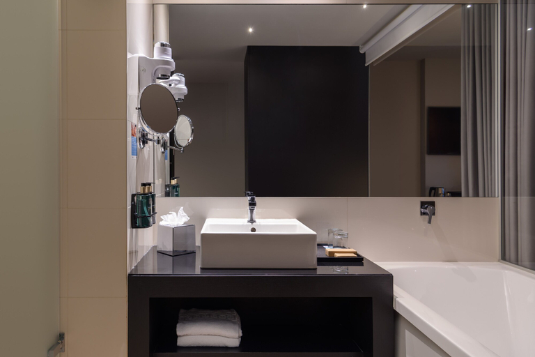 Bathroom 4, Meliá Lisboa Aeroporto, Lisbon