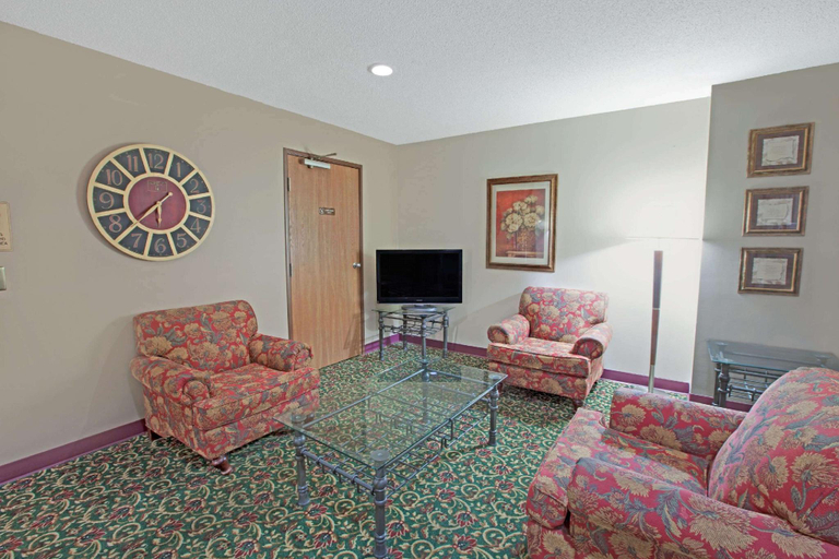 Public Area 3, Baymont Inn & Suites by Wyndham Richmond, McHenry
