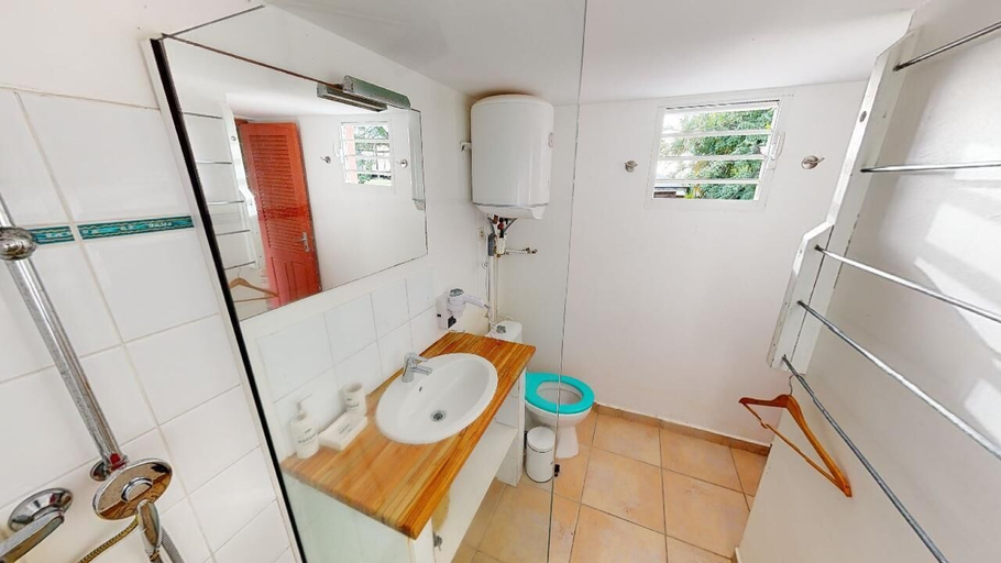 Bathroom 4, Les gîtes Baobab, Sainte-Anne