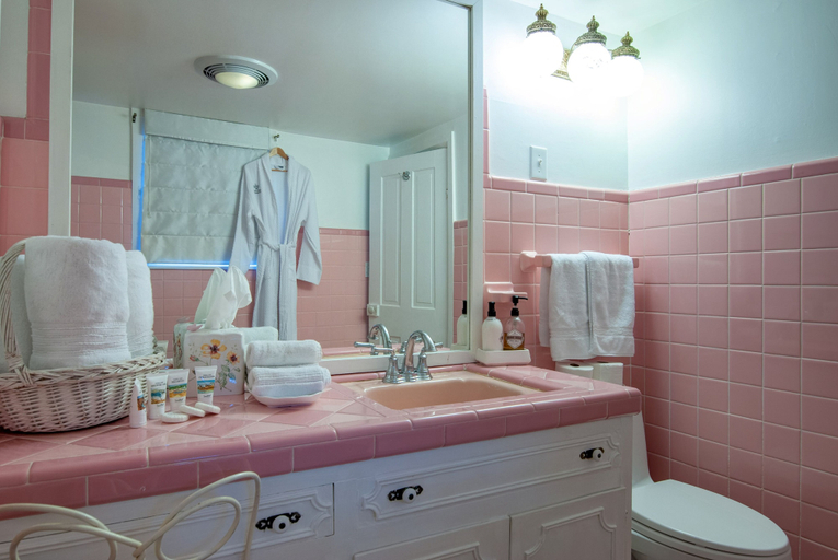 Bathroom 4, Tolley House, Moore
