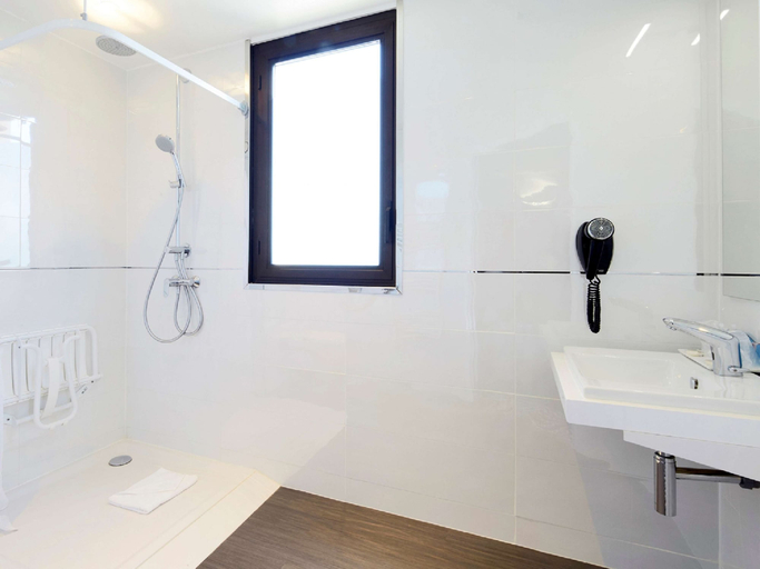 Bathroom 3, Hôtel Kyriad Paris Bezons - La Défense, Val-d'Oise