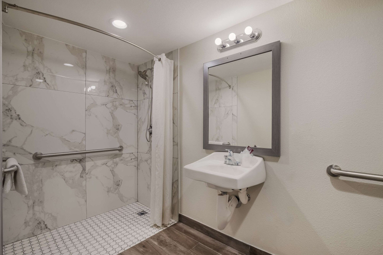 Bathroom 5, Rodeway Inn San Bernardino - Colton, San Bernardino