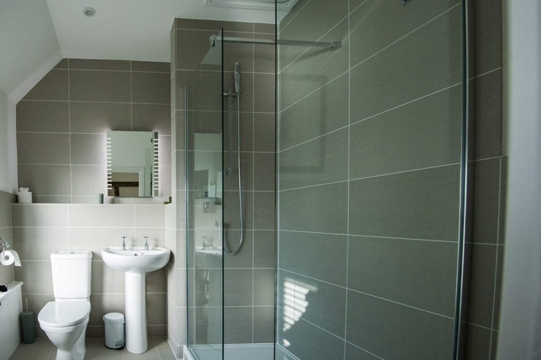Bathroom 3, Cowdray Lodge, West Sussex