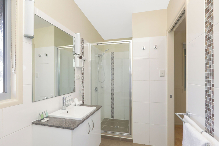 Bathroom 4, Reflections Lennox Head - Holiday park, Ballina
