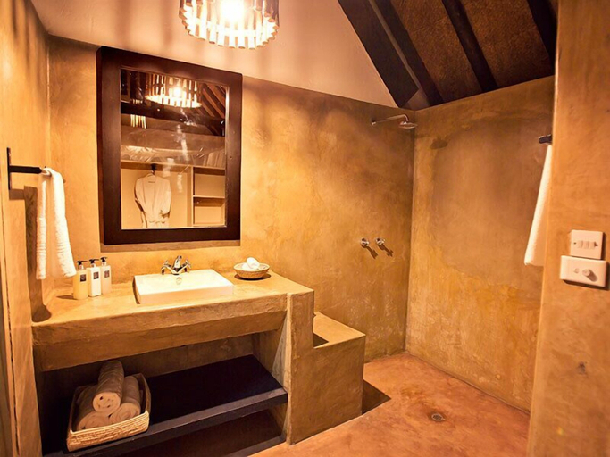 Bathroom 4, Masuwe Lodge, Hwange