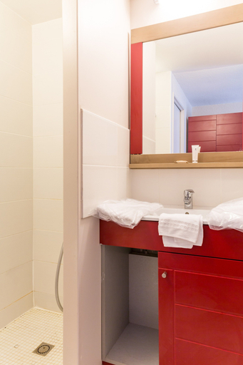 Bathroom 3, Pierre & Vacances Ill d'Aix Résidence Fort de la Rade, Charente-Maritime