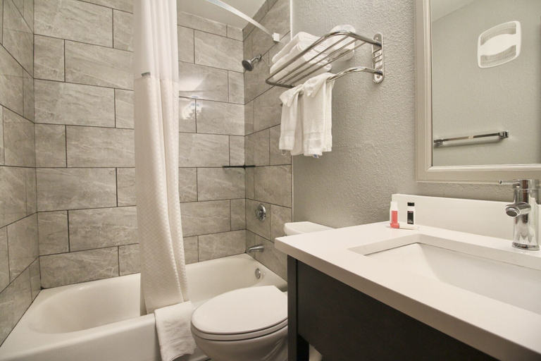 Bathroom 4, Super 8 by Wyndham Kenosha/Pleasant Prairie, Kenosha