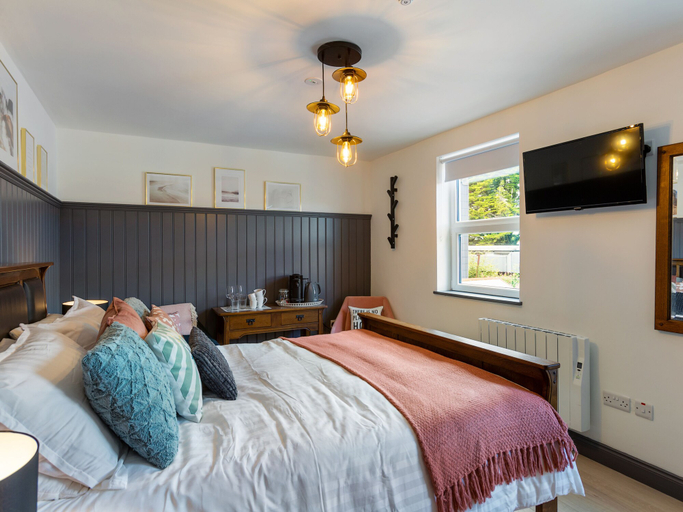 Bedroom 3, Macs Townhouse