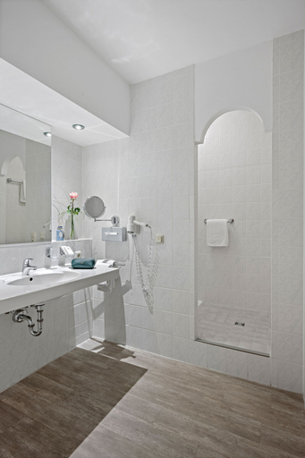 Bathroom 5, Hotel Juwel, Passau