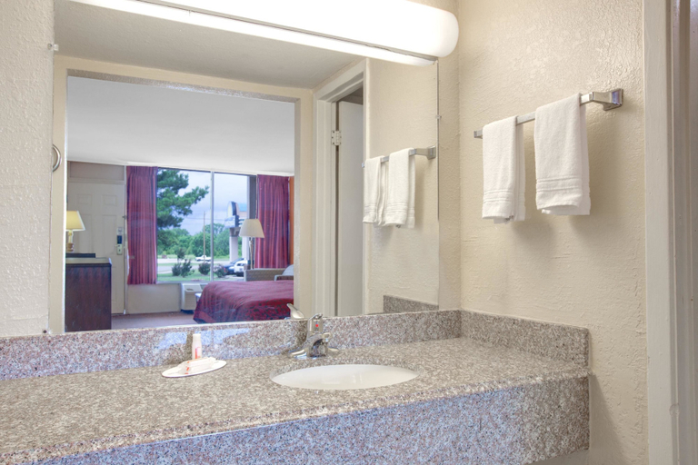 Bathroom 4, Days Inn by Wyndham Okemah, Okfuskee