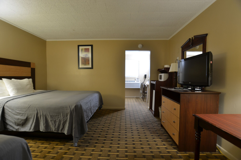 Bedroom 2, Travelowe's Motel, Haywood