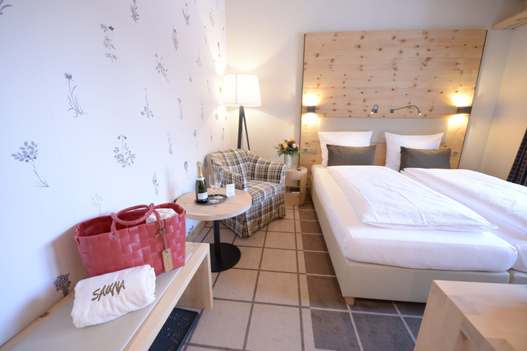 Bedroom 4, Alpenhotel Fleurs de Zermatt, Visp