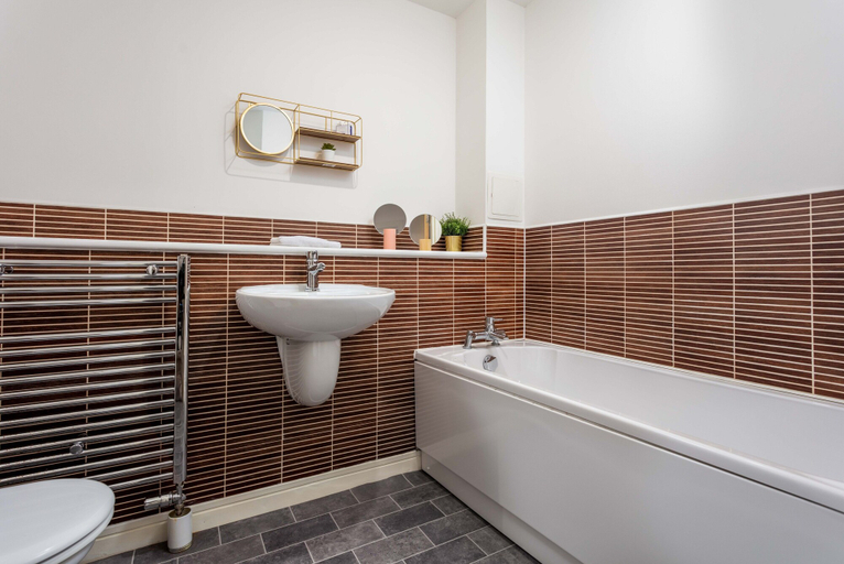 Bathroom 3, Walker Suite No82 - Donnini Apartments, East Ayrshire