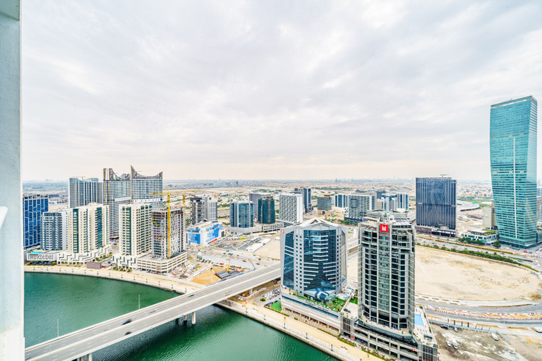 Balcony view, Stunning 2BR with Balcony-Canal View, Dubai