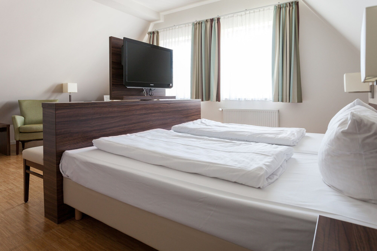 Bedroom 3, Hotel Halber Mond, Bergstraße