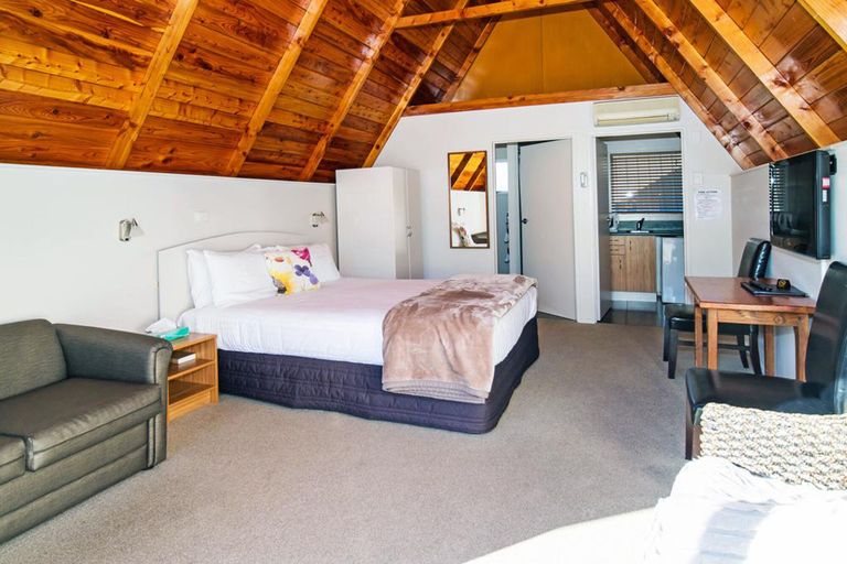 Bedroom 2, Mountain Chalets Motel, Mackenzie
