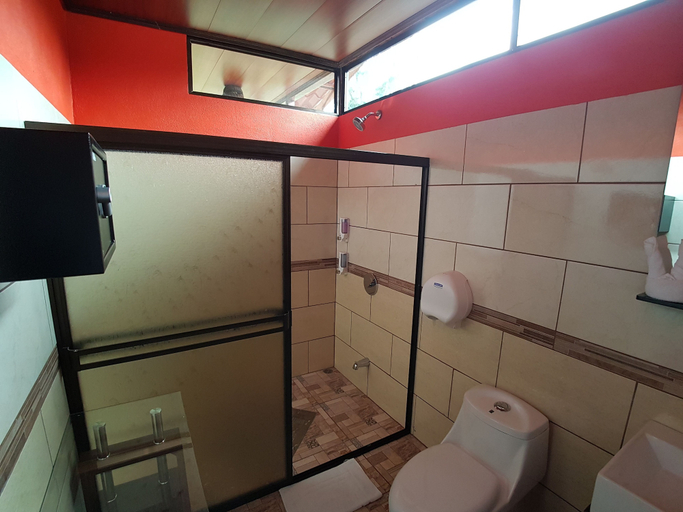 Bathroom 4, Hotel Heliconias Nature Inn & Hot Springs, San Carlos