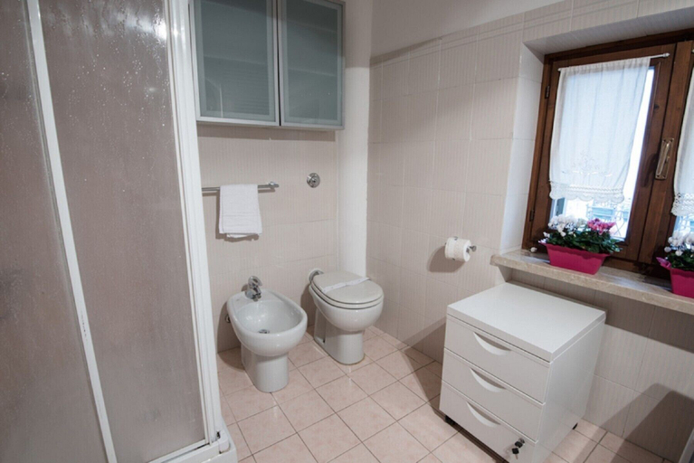 Bathroom 4, Romeo Terrace, Verona