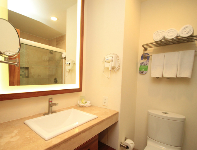 Bathroom 2, Holiday Inn HUATULCO by IHG, Dist. Pochutla