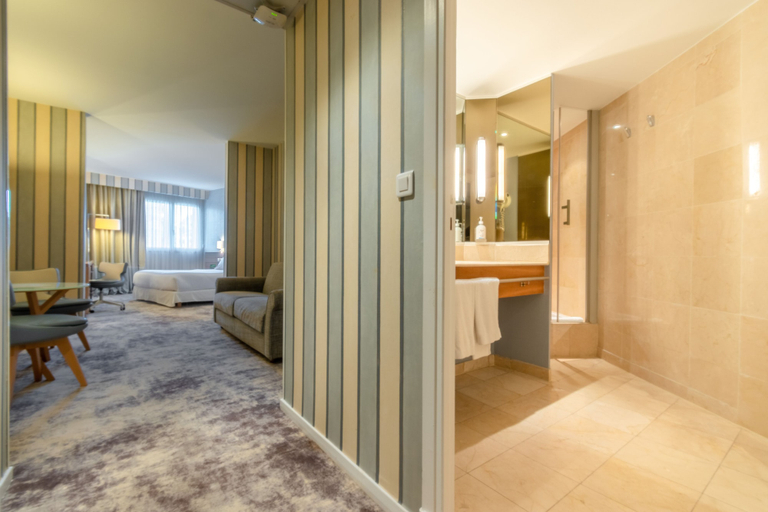Bathroom 5, Holiday Inn Nice-Port St Laurent by IHG, Alpes-Maritimes