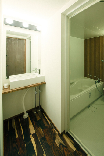Bathroom 4, Anchor Site, Takayama