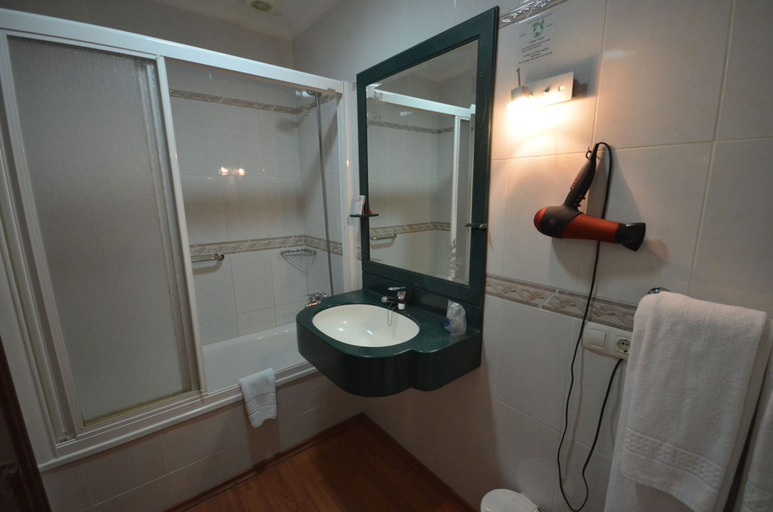 Bathroom, Hotel Avenida de Canarias, Las Palmas