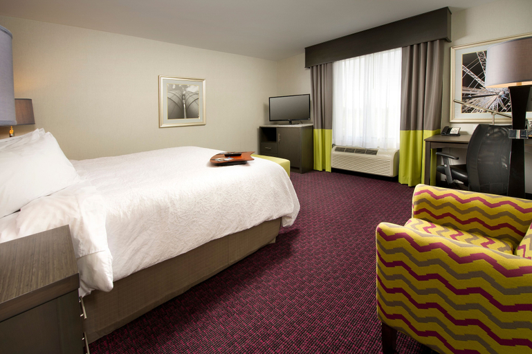 Bedroom 3, Hampton Inn & Suites Buffalo Airport, Erie