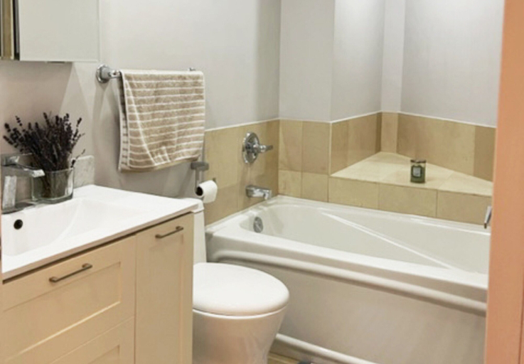 Bathroom 2, Queens Quay-Downtown-Lakeview -CN view, Toronto