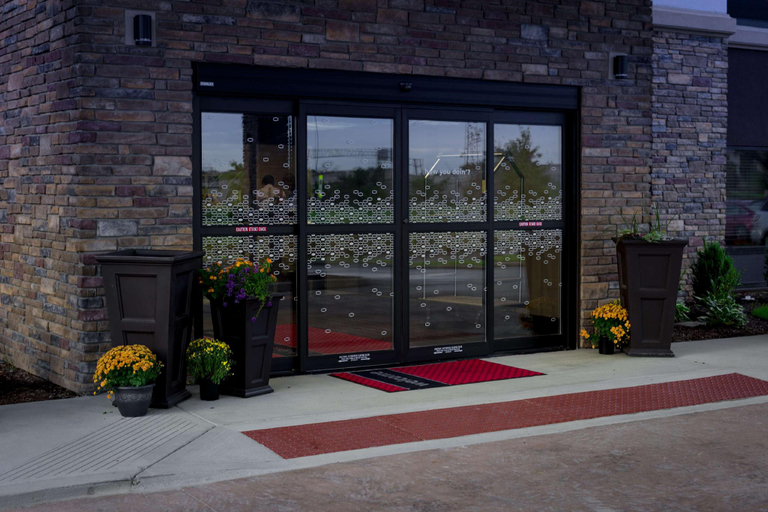 Exterior & Views 2, Hampton Inn & Suites Hammond, Lake