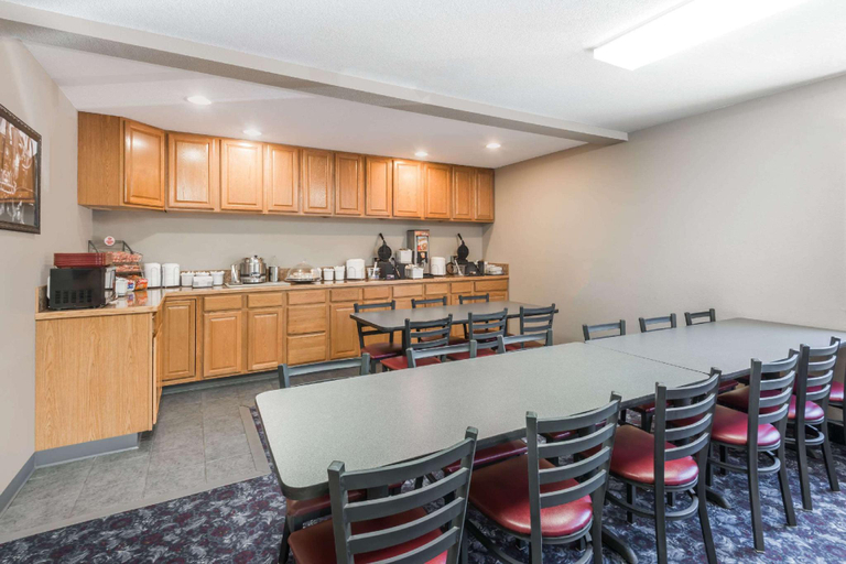 Food & Drinks 3, Super 8 By Wyndham Beloit, Mitchell