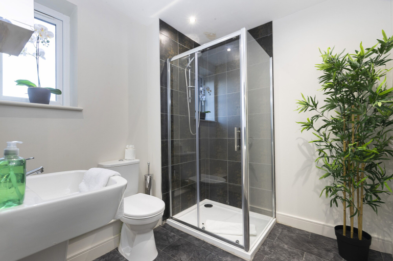 Bathroom, 8 Avery Gardens, Darlington