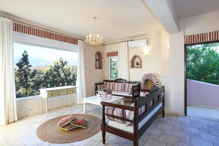 Others 4, Villa Myrsini, Faistos