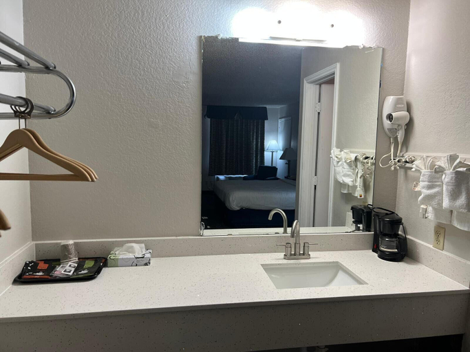 Bathroom 3, Salt Creek Lodge, Young