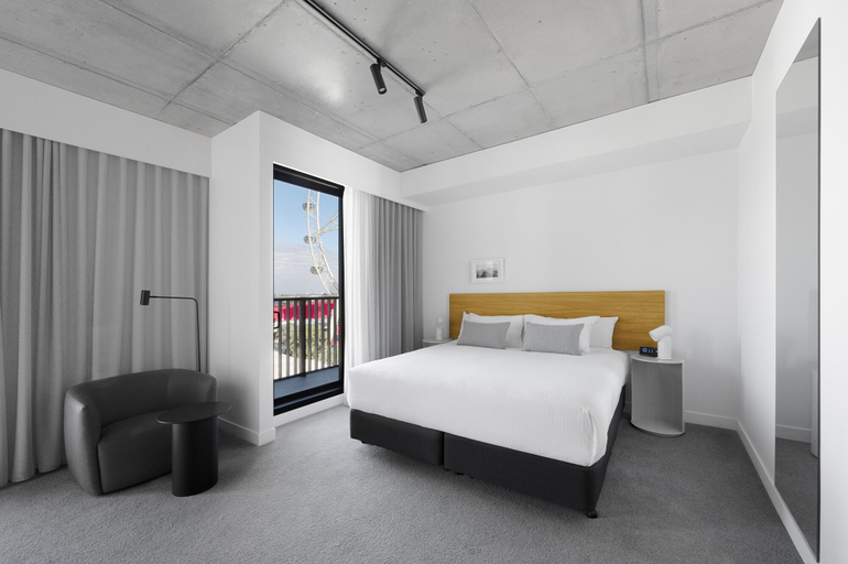 Bedroom 2, Nesuto Docklands Apartment Hotel, Melbourne