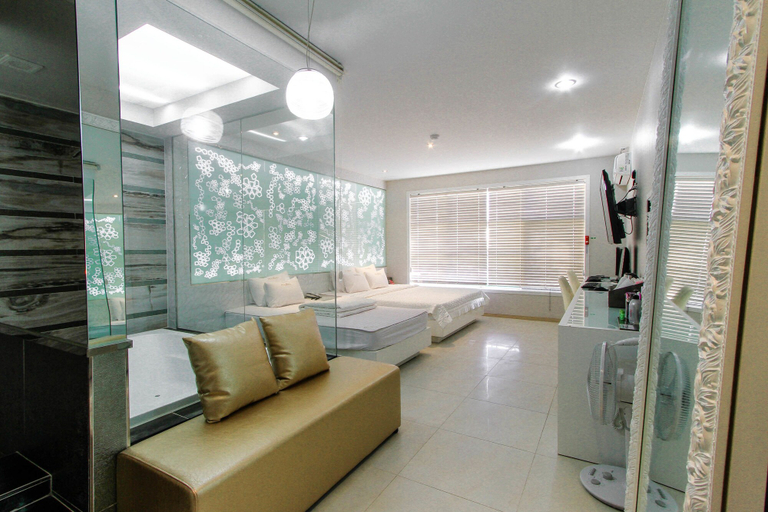 Others 4, Hotel Aria Nampo, Jung